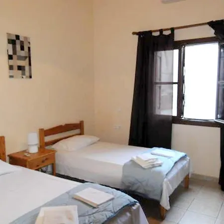 Hébergement de vacances Comfortable House In Mirties With Terrace And Parking