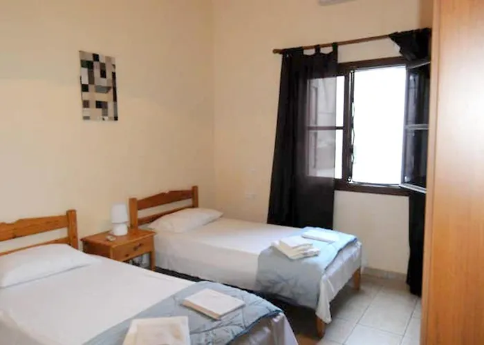 بيت للعطل Comfortable House In Mirties With Terrace And Parking