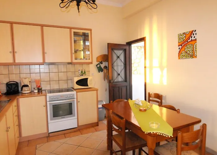 Tatil Evi Comfortable House In Mirties With Terrace And Parking *