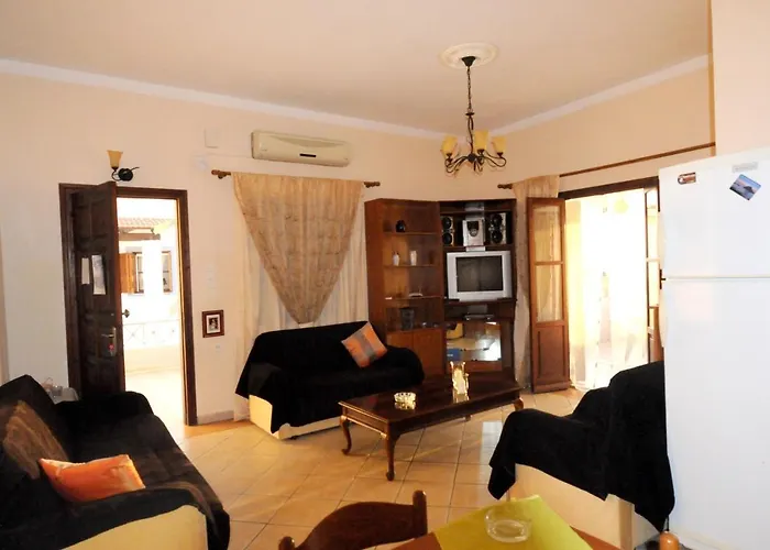 Tatil Evi Comfortable House In Mirties With Terrace And Parking